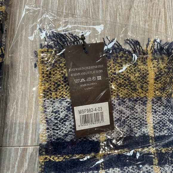 NWT Lot of 3 scarves - Picture 2 of 3